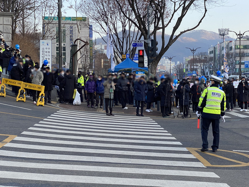 10일 오전8시40분께 수원지검 성남지청 앞에서 이재명 더불어민주당 대표 출두를 앞두고 경찰들이 삼엄한 경비를 펼치고 있다. (사진=장은기 기자)<br>