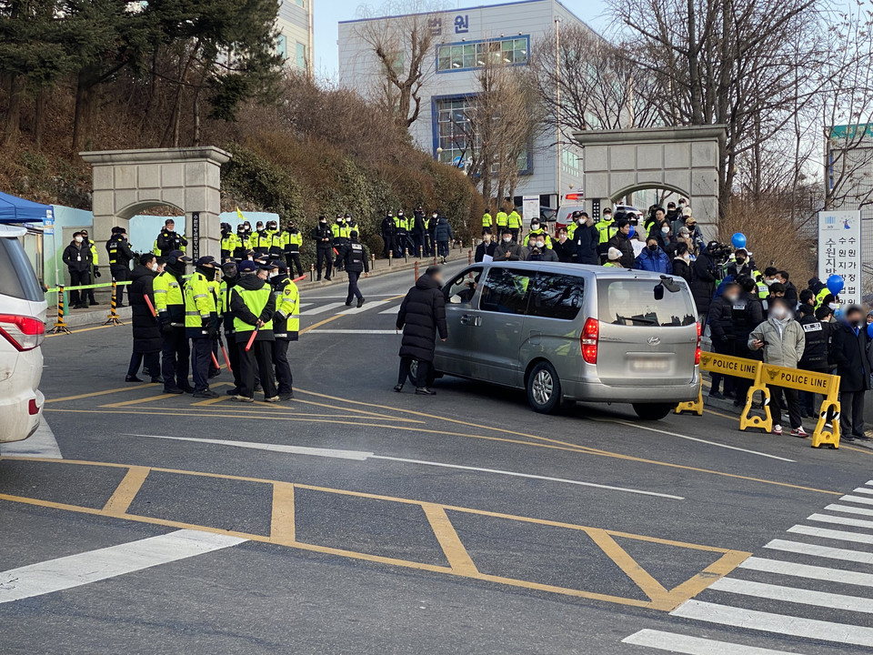 10일 오전8시40분께 수원지검 성남지청 앞에서 이재명 더불어민주당 대표 출두를 앞두고 경찰들이 삼엄한 경비를 펼치고 있다. (사진=장은기 기자)<br>