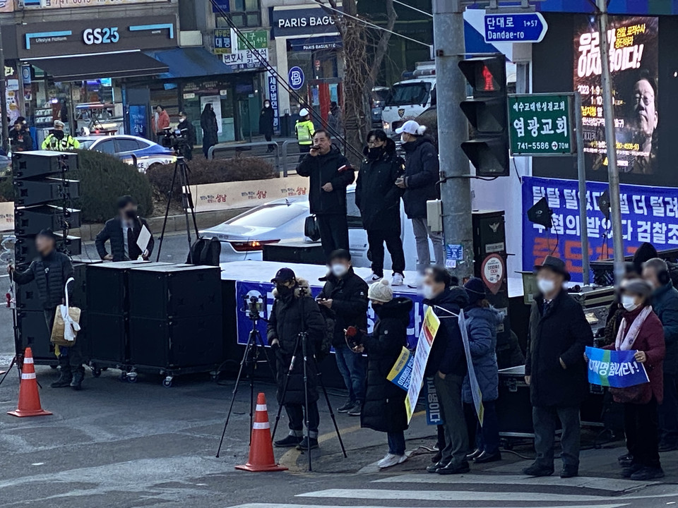10일 오전 9시10분께 이재명 더불어민주당 대표의 수원지검 성남지청 출석을 앞두고 이재명 대표 지지자들이 ‘힘내라’며 집회를 하고 있다. (사진=장은기 기자)