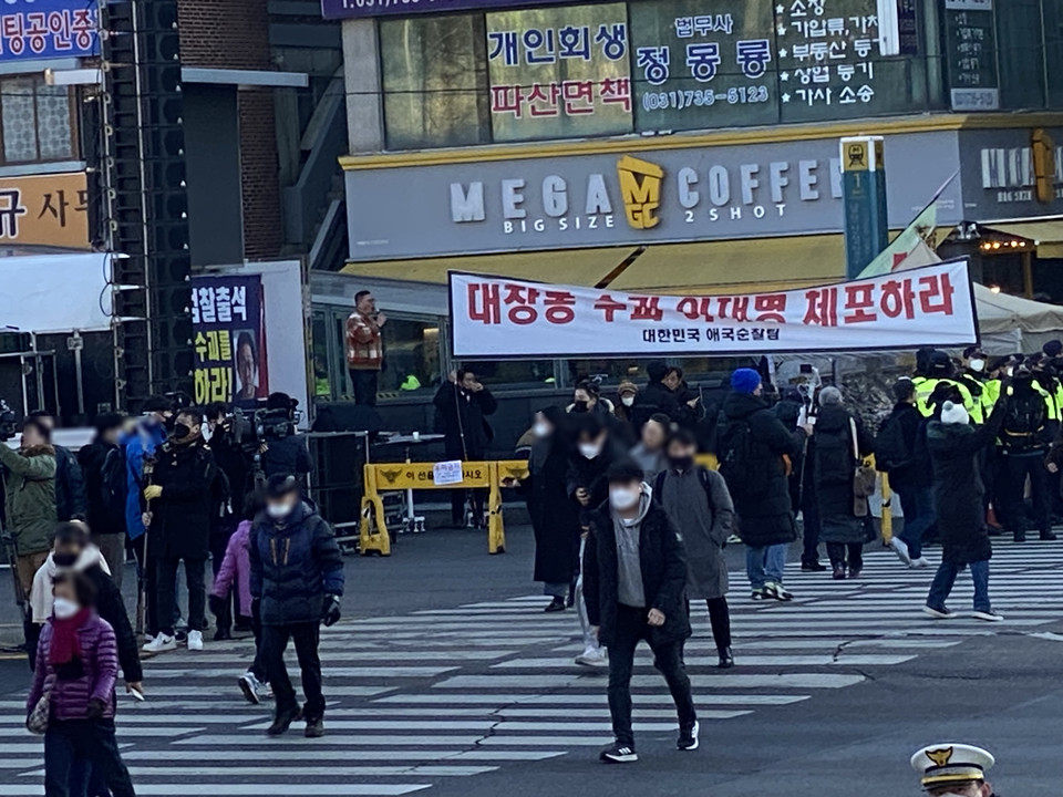 10일 오전 9시10분께 이재명 더불어민주당 대표의 수원지검 성남지청 출석을 앞두고 이재명 대표를 ‘체포하라’며 보수성향 단체들이 집회를 하고 있다. (사진=장은기 기자)