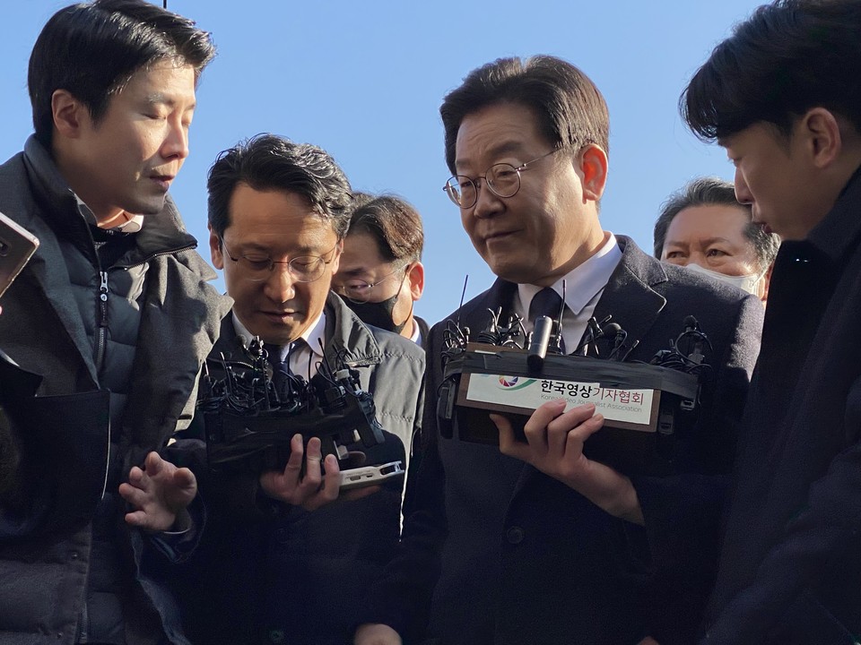 이재명 더불어민주당 대표가 10일 오전 10시30분 수원지검 성남지청에 출석했다. 검찰 출석에 앞서 이 대표는 청사 앞에서 기자회견을 열고 “검찰은 이미 기소할 방침을 세웠다”고 주장했다. (사진=장은기 기자)