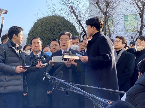 검찰로부터 '성남FC 후원금 의혹'을 받고 있는 더불어민주당 이재명 대표가 ‘잘못한 것이 없는 만큼 당당히 맞서겠다’며 수원지검에 출석했다. (사진=장은기 기자)