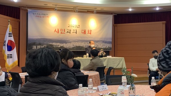 박형덕 동두천시장이 지난 10일 생연1동, 불현동 행정복지센터에서 ‘2023년 시민과의 대화’를 각각 개최했다. (사진제공=동두천시청)