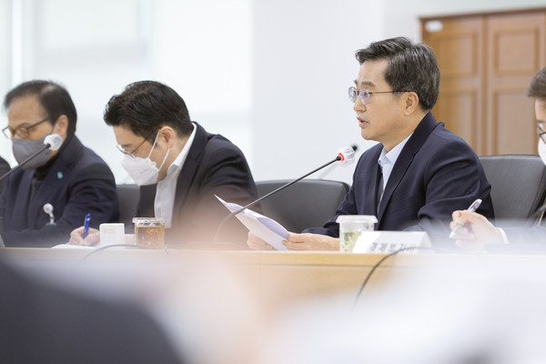 11일 오전 경기도청 다목적회의실에서 김동연 경기도지사가 인사말을 하고 있다. (사진제공=경기도청)