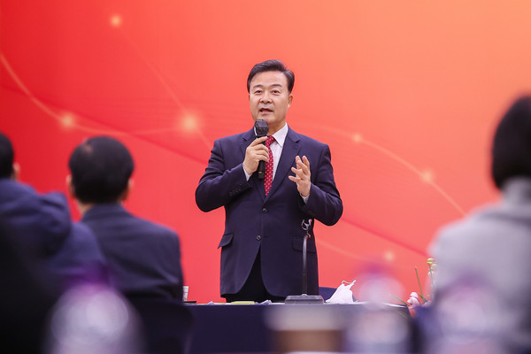 김성제 의왕시장이 지난 11일 시청 대강당에서 사회단체 임원들과 만나 시정방향을 설명하고 있다. (사진제공=의왕시청)