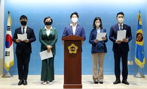 경기도의회 더불어민주당이 이태원 참사와 관련해 사고대책반 단체 카톡에서 망언을 한 경기도교육청 간부의 사퇴를 촉구하고 나섰다. (사진제공=경기도의회)