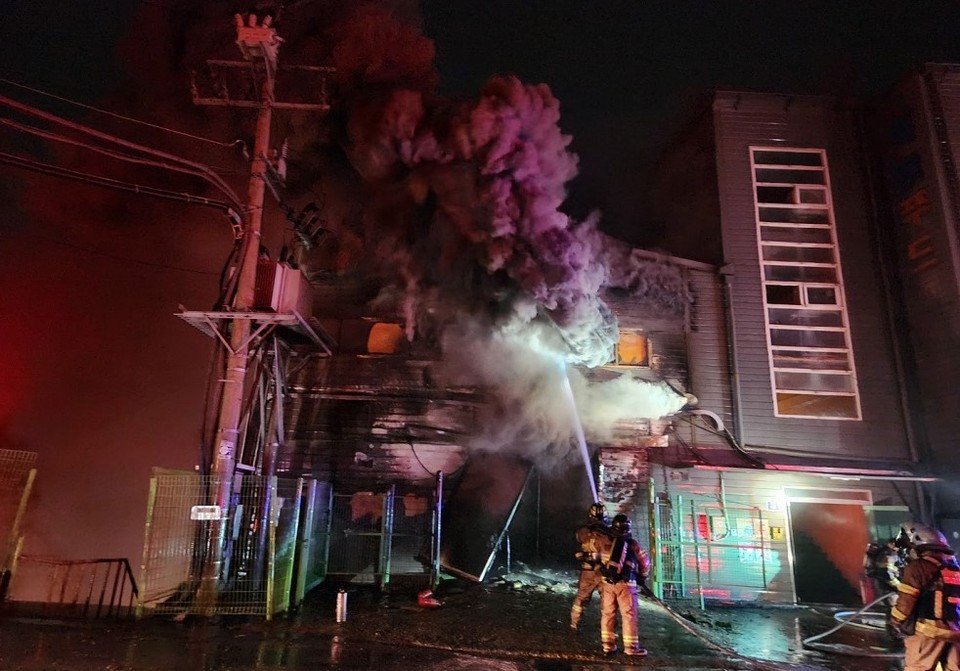 13일 오전 3시43분께 화성시 향남읍 동오리의 한 육류저장처리공장서 불이 나 70대 남성이 중상을 입었다. (사진제공=경기도소방재난본부)