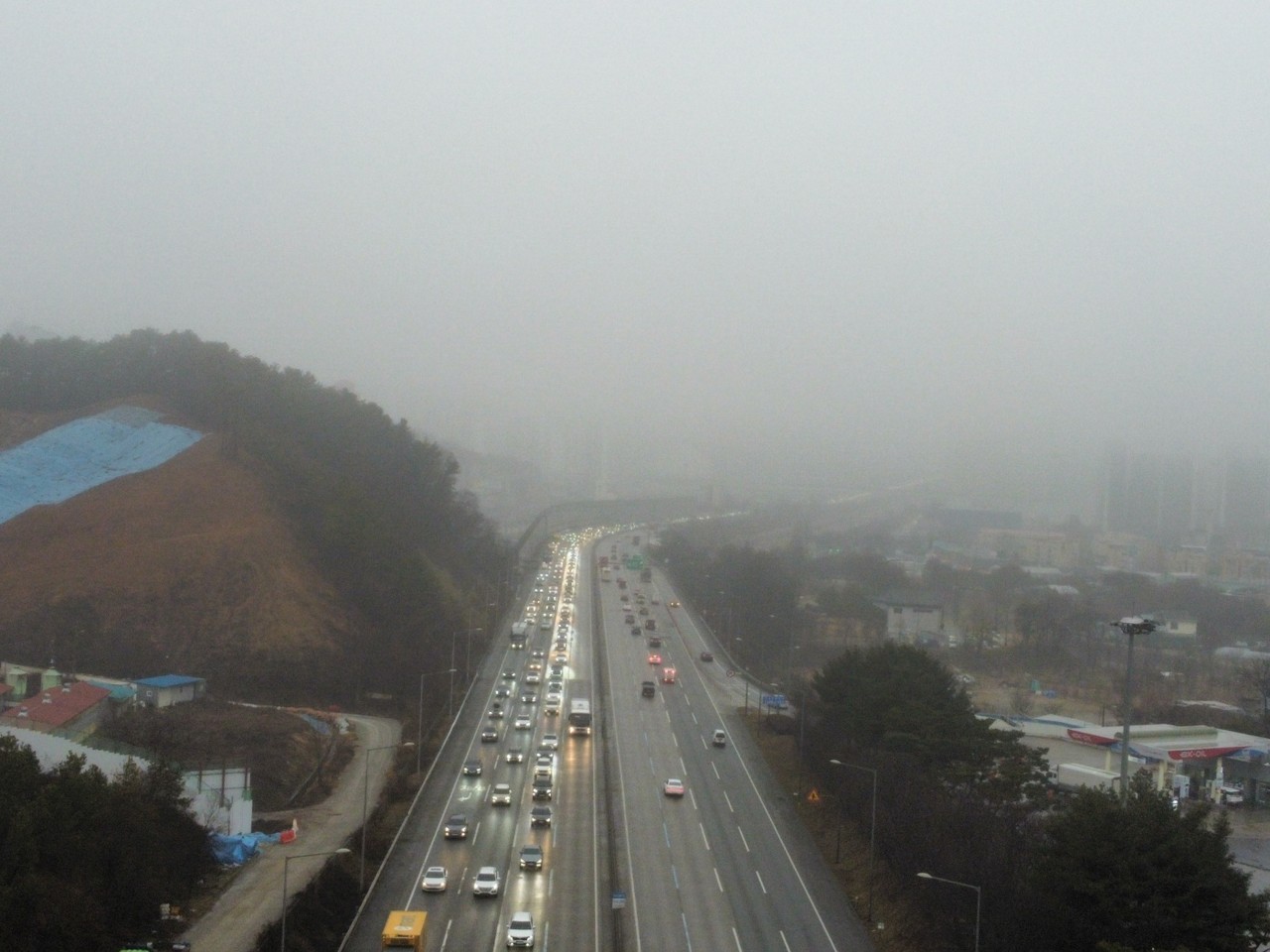 ​​​​​​​14일 오전 9시20분께 용인시 처인구 용인휴게소 인근 영동고속도로에 이슬비가 내리는 가운데 짙은 안개까지 끼어있다. (사진=김광섭 기자)