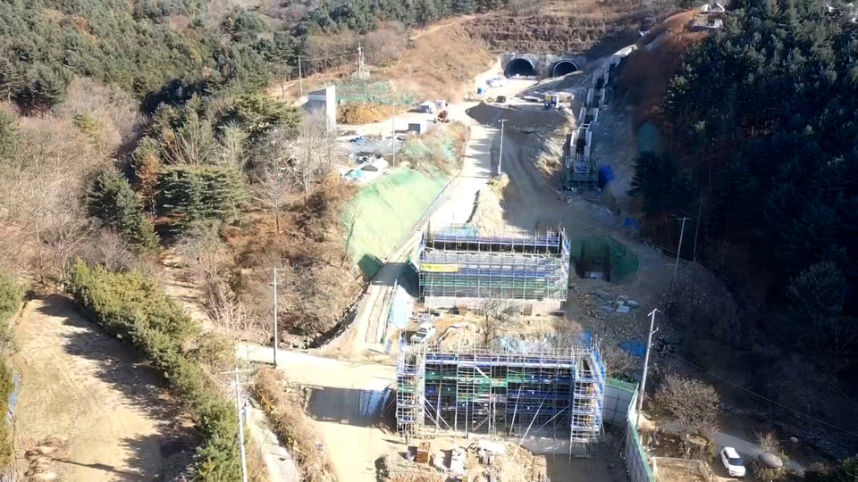 경기도건설본부가 올해 1865억원 규모의 예산을 투입해 총 49개소에서 국지도 및 지방도 도로 건설사업 시행계획을 확정했다. 사진은 국지도 98호선 오남~수동 도로 확포장공사 구간으로, 오남교차로 입체화 추가 공사로 부분 개통된다. (사진제공=경기도건설본부)