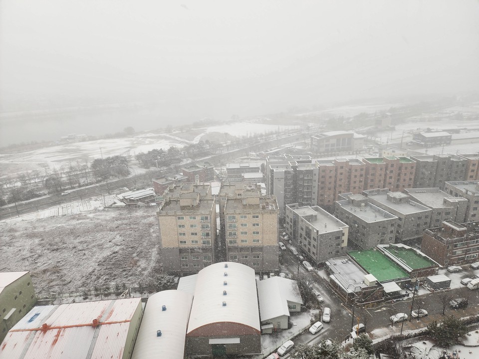 경기지역에 눈이 내리는 등 경기동북부지역 6개 시·군에는 대설주의보가 발효 중이다. 사진은 15일 오전 9시를 기해 대설주의보가 내려진 여주 남한강 인근 전경. (사진=김광섭 기자)