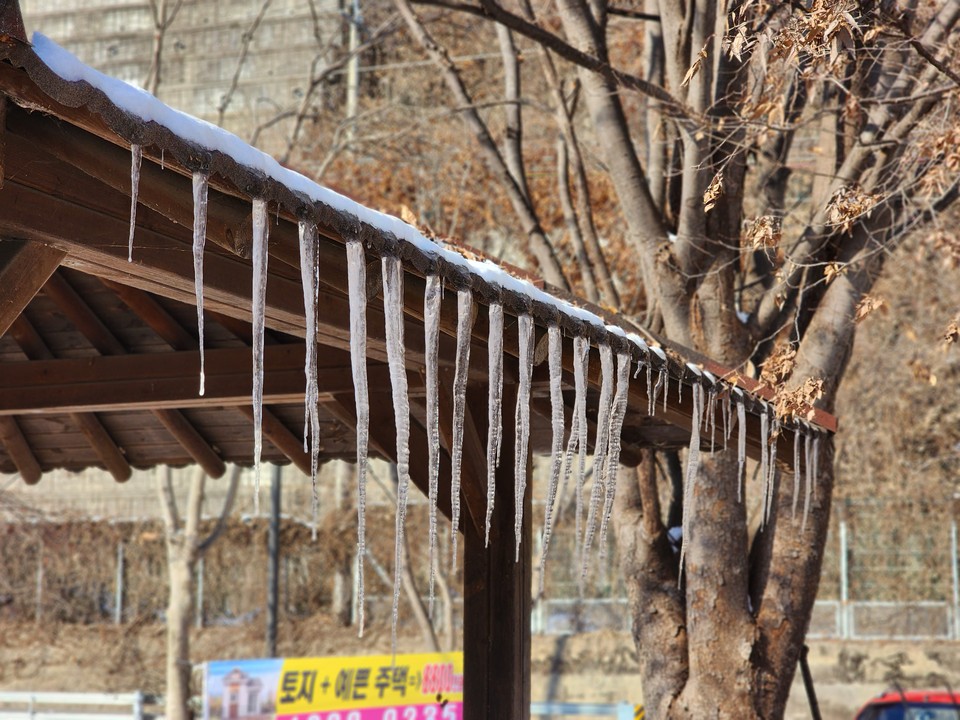 한파특보가 발효된 17일 오후 1시34분께 양평군 단월면 봉상리의 한 도로변 쉼터 처마에 긴 고드름이 만들어져 있다. (사진=장은기 기자)