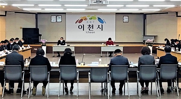이천시가 16일 시청 대회의실에서 김경희 시장의 주재로 2023년 ‘공약 및 주요역점업무 추진계획 보고회’를 개최했다. (사진제공=이천시청)