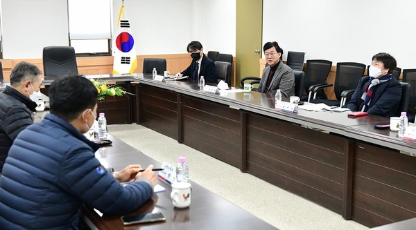이민근 안산시장은 16일 고용노동부 안산지청을 방문해 기업 청산문제로 노·사갈등을 겪고 있는 한국와이퍼 안산공장 문제에 적극적인 중재를 요청했다. (사진제공=안산시청)