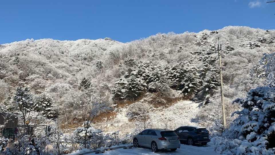 16일 오후 3시께 동두천시 왕방산이 흰 눈으로 덮여있다. 17일 화요일인 오늘 경기·인천지역은 구름이 많다가 저녁부터 대체로 흐리겠다. (사진=오기춘 기자)