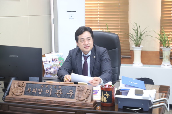 이관우 평택시의회 부의장이 인터뷰에서 “시민에게 사랑받고 신뢰받는 의회로, 민의를 대변하는 참된 의회로 우뚝 설 수 있도록 최선을 다하겠다”고 말했다. (사진제공=평택시의회)