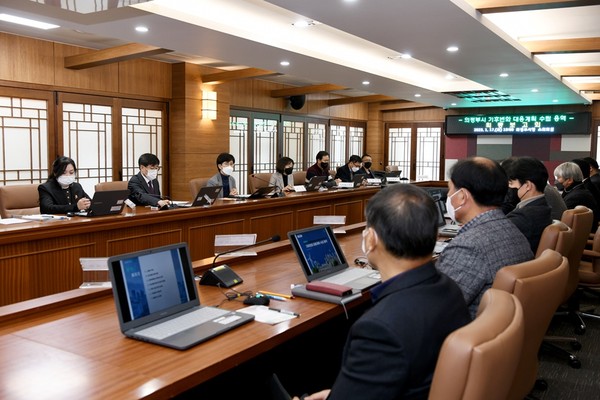 의정부시가 17일 시청 소회의실에서 2050 탄소중립 실현을 위한 ‘의정부시 기후변화 대응계획 수립’ 연구용역 최종보고회를 개최했다. (사진제공=의정부시청)