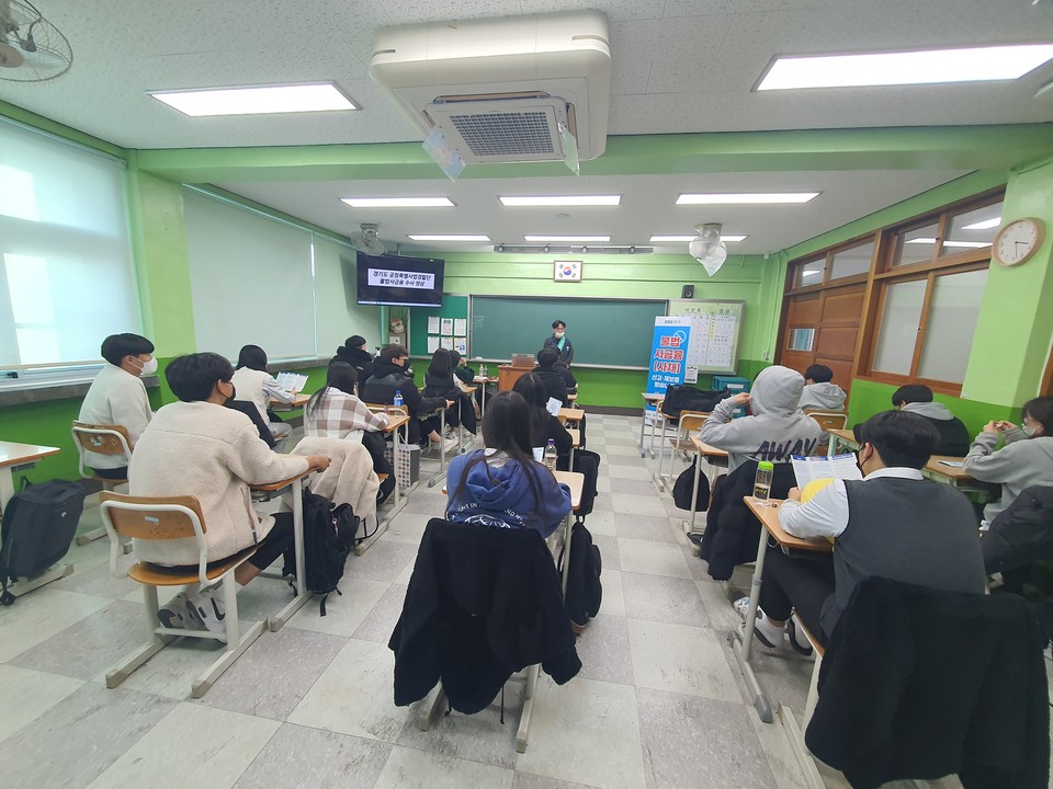 고금리 착취로 어려운 서민을 울리는 불법대부업자에 대해 집중수사가 이루어진다. 사진은 '찾아가는 불법사금융 피해상담소' 운영 모습. (사진제공=경기도청)