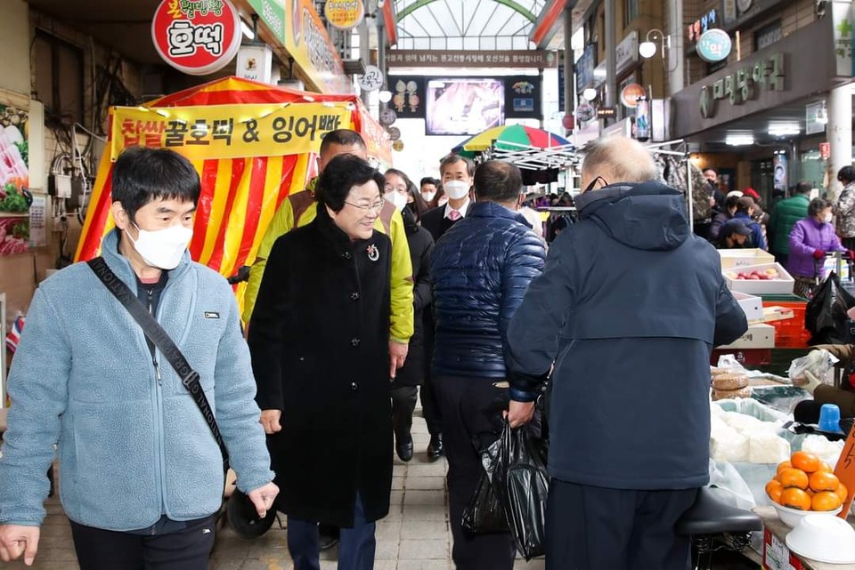 김경희 이천시장이 설 명절을 앞두고 관고전통시장을 방문해 시민·상인들과 새해 인사를 나누는 등 전통시장 이용을 당부하고 있다. (사진=김경희 이천시장 페이스북)