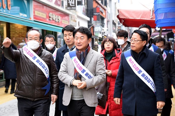 김동근 의정부시장이 지난 17일 설 명절을 앞두고 지역 내 전통시장인 제일시장을 방문해 상인들을 격려하고 전통시장 이용 활성화 등 민생안정 전반을 살폈다. (사진제공=의정부시청)