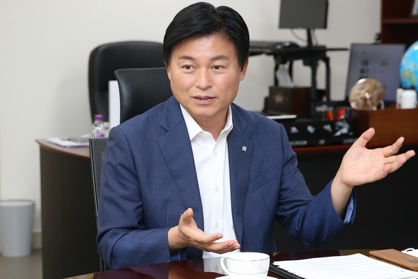 조용익 부천시장은 “시 승격 50주년을 맞는 올해를 서울의 위성도시·베드타운의 이미지를 과감하게 깨고, 새롭게 도약하는 원년으로 삼을 것”이라며, “부천을 주거·환경·산업·문화·교통·일자리 무엇 하나 놓치지 않는 ‘활력 있는 자족도시’로 만들겠다”고 전했다. (사진제공=부천시청)