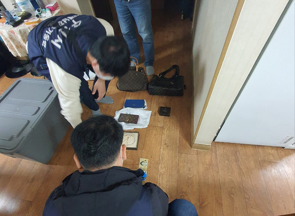 수원시가 지난해 지방세·세외수입 체납액 406억원을 징수하면서, 2016년 이후 7년 연속으로 체납액 400억원 이상 징수하는 성과를 거뒀다고 18일 밝혔다. 사진은 체납징수기동반이 가택수색을 하고 있는 모습. (사진제공=수원시청)