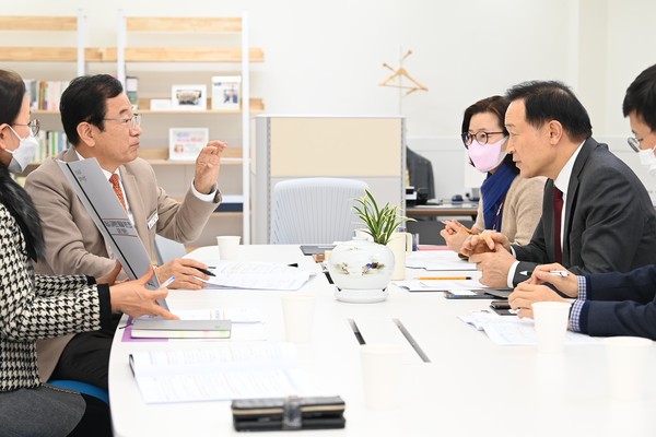 이현재 하남시장은 지난 17일 경기도교육청에서 임태희 교육감과 면담을 갖고, 하남교육지원청 신설 등 교육 현안에 대한 교육청의 적극적인 해결을 강력하게 건의했다. (사진제공=하남시청)