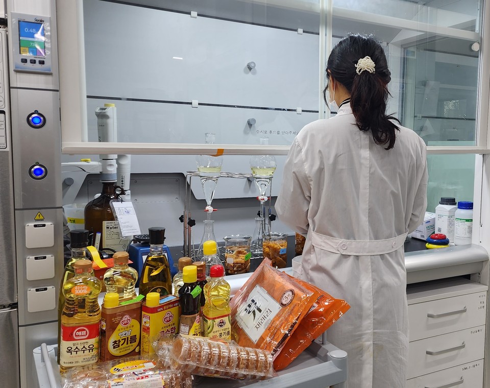“설 성수식품 모두 안전합니다” 경기도보건환경연구원이 설을 앞두고 제수용·선물용으로 많이 판매되는 가공식품, 건강기능식품, 농·수산물 등 452건을 집중검사한 결과 모두 ‘안전한’ 것으로 확인됐다. 사진은 실험사진. (사진제공=경기도보건환경연구원)