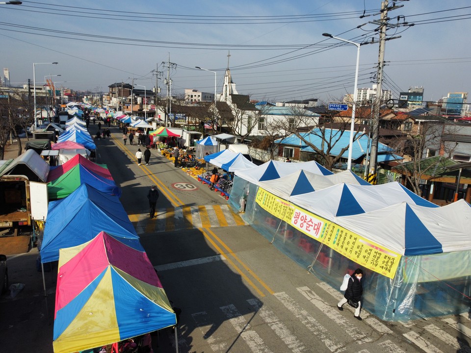 19일 오전 10시30분께 대목장(場)인 이천 장호원오일장이 이른 시간에도 불구, 제수용품 등을 마련하기 위해 찿은 시민들로 활기를 찾고 있다. (사진=송석원 기자)