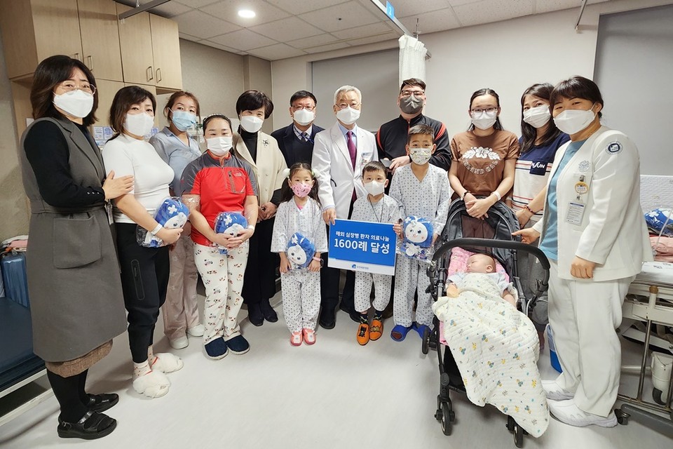 세종병원이 해외 심장병 어린이 무료 수술 1600례를 달성하고, 지난 16일 이에 따른 기념행사를 부천세종병원 3층 병동에서 개최하고 기념촬영을 하고 있다. 사진은 부천세종병원 이명묵 원장(뒷줄 오른쪽 다섯 번째)과 1600번째로 선정된 몽골 환아(앞줄 왼쪽 세 번째). (사진제공=세종병원)