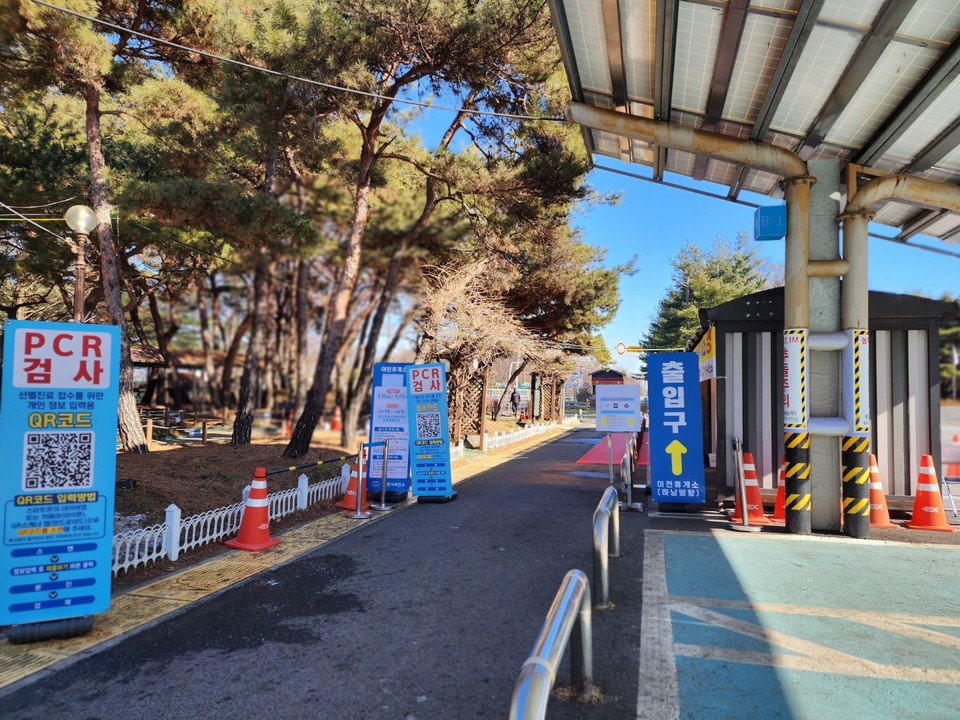 ​​​​​​​20일 오후 1시10분께 이천시 중부고속도로 이천휴게소(하남방향)에서 코로나19 임시선별검사소가 운영되고 있다. (사진=송석원 기자)