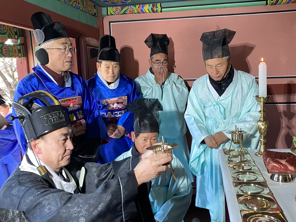 24일 열린 ‘정충묘 제향식’에서 초헌관을 맡은 방세환 광주시장이 분향하고 있다. (사진=장은기 기자)
