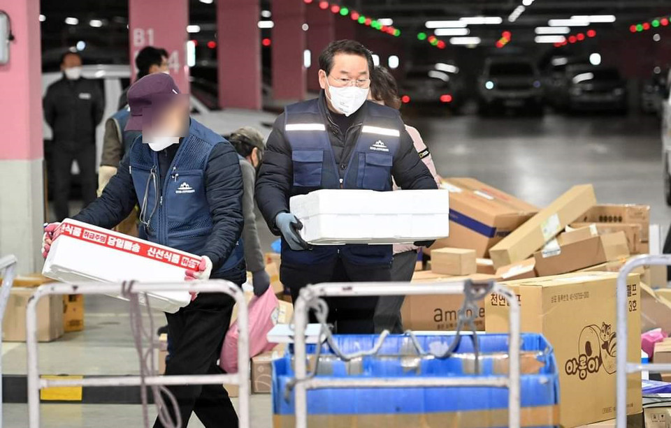 유정복 인천광역시장이 설 명절을 맞아 노인일자리사업장인 OK실버택배를 방문한 자리에서 택배작업을 돕고 있다. (사진=유정복 인천시장 페이스북)