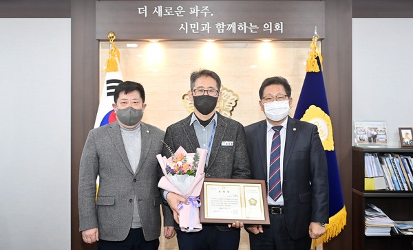 파주시의회는 오창식 의회운영위원장이 추천한 ‘이달의 칭찬공무원’에 오진호 팀장(파주시청 도시계획과)을 선정, 표창장을 수여했다. 사진 왼쪽부터 오창식 운영위원장, 오진호 팀장, 이성철 파주시의회 의장. (사진 제공=파주시의회)