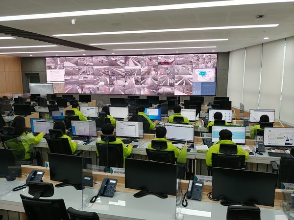 ​​​​​​​26일 경기 남서부 지역을 중심으로 5cm 이상의 눈이 내린 데 이어 29일까지 한파가 지속 확대된다는 기상 전망이 나온 가운데 김동연 지사가 대설·한파에 따른 위험지역 제설, 취약계층 관리 강화 등을 특별 지시했다. (사진제공=경기도청)