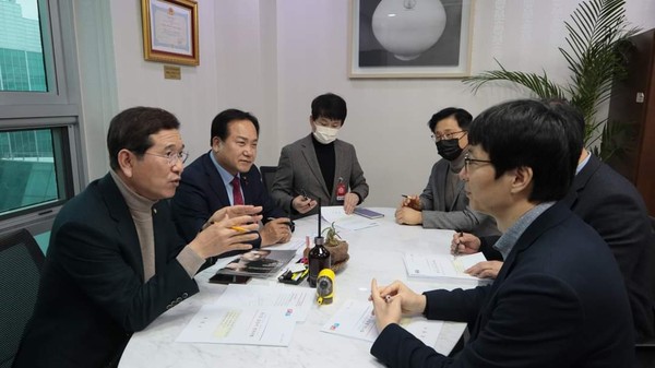 이권재 오산시장이 26일 김학용 국회의원(국토교통위원, 안성)과 간담회를 갖고 교통 현안 해결을 위한 핵심사업을 반영해줄 것을 건의했다. (사진=김학용 국회의원 페이스북)