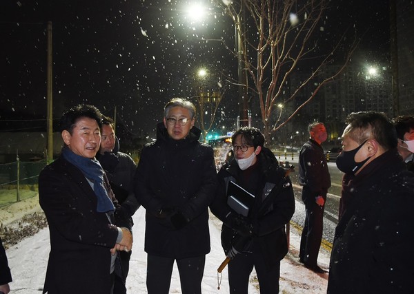 김동근 의정부시장이 26일 ‘현장출동, 김동근이 달려갑니다’의 일환으로 출근길 G6100번 광역버스의 고산지구 정류소 탑승 현장을 방문했다. (사진제공=의정부시청)
