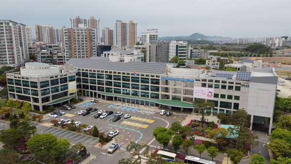 시흥시는 ‘세계 최대 규모 인공서핑파크 연계 청년 일자리창출 사업’이 ‘고용노동부 2021년 지역산업맞춤형 일자리창출 지원사업’에 최종 선정됐다고 19일 밝혔다. 사진은 시흥시청 전경. (사진=중앙신문DB)
