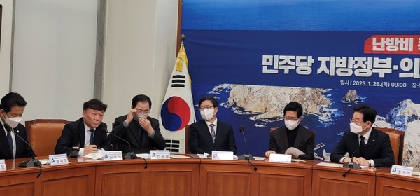 더불어민주당 광역의회의원협의회 남종섭 대표(용인3)가 26일 국회 당대표실에서 열린 ‘난방비 폭탄 민주당 지방정부·의회 긴급 대책회의’에 참석하여 난방비 폭등으로 고통을 겪고 있는 취약계층을 위해 지방정부 차원의 신속한 대책 마련을 주문했다. (사진제공=경기도의회)