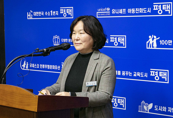 이순덕 평택시 감사관이 26일 언론브리핑을 통해 전국 501개 공공기관을 대상으로 시행한 '2022년도 국민권익위원회 주관 공공기관 종합청렴도 측정 결과'에서 3년 연속 종합청렴도 2등급을 달성했다고 밝혔다. (사진제공=평택시청)