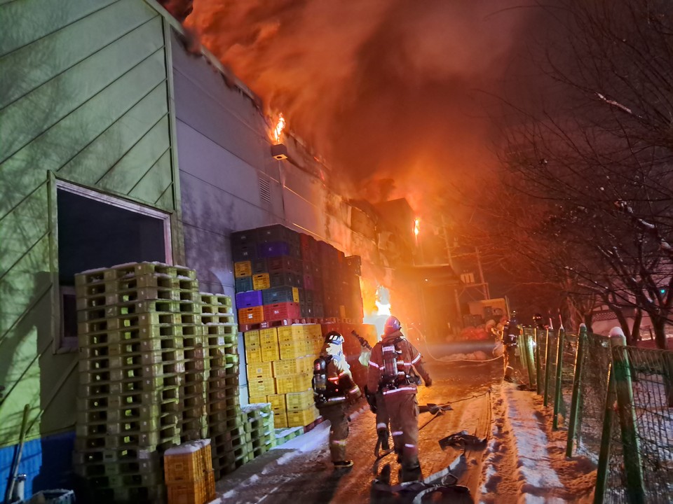27일 오전 1시1분께 평택시 진위면의 한 농산물가공공장에서 불이 나 샌드위치 패널로 된 1480㎡의 공장을 태우고 약 6시간40분 만에 꺼졌다. (사진제공=경기도소방재난본부)