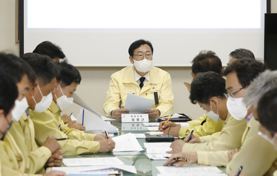 화성시가 한파 지속과 난방비 폭탄 등 저소득 취약계층의 생활고에 도움을 주기위해 긴급 난방비 10만원씩을 지급하기로 결정했다. 회의를 주재하고 있는 정명근 화성시장. (사진제공=화성시청)