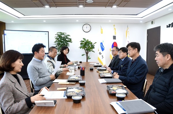 김동근 의정부시장이 30일 집무실에서 오전 11시 50분부터 1시간가량 국·과장 7명과 함께 난방비 폭등 관련 긴급 대책회의를 가졌다. (사진제공=의정부시청)
