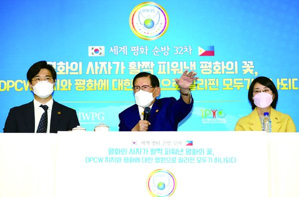 ▲지난 28일 제32차 필리핀 평화순방을 마치고 인천공항을 통해 입국한 HWPL 평화사절단 (왼쪽부터)강태호 HWPL 총무, 이만희 HWPL 대표, 윤현숙 IWPG 대표. (사진제공=신천지예수교회)