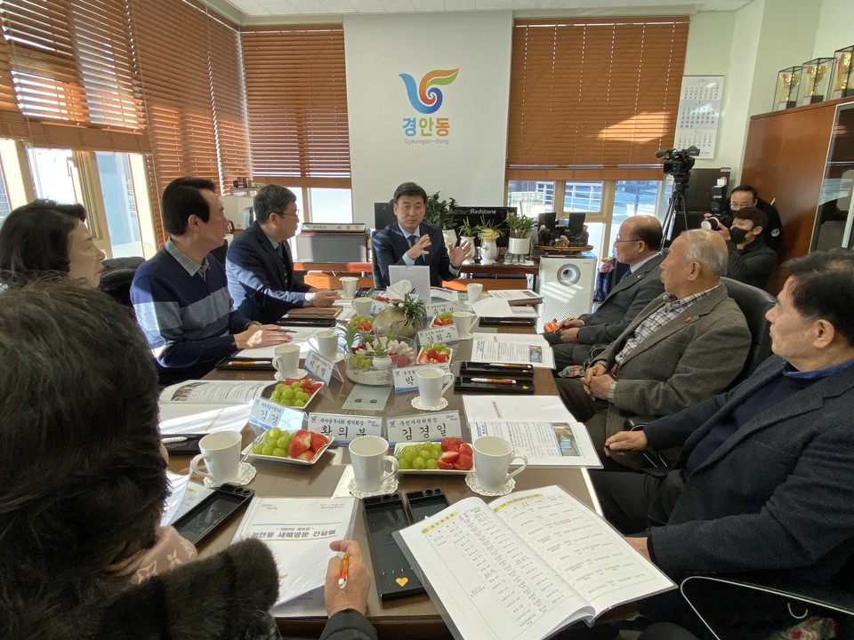 방세환 광주시장이 30일 2023년 계묘년 새해를 맞아 '새해방문 간담회'를 경안동에서 시작했다. 이날 새해방문 간담회에는 방세환 시장과 유영성 행정안전국장을 비롯해 표동진 동장, 강희수 대한노인회 광주시지회 경안동 분회장, 박용수 통장 협의회장, 김경일 주민자치위원장, 김광수 새마을지도자 협의회장, 황의분 새마을 부녀회장, 이원복 체육회장, 이선열 지역사회보장협의체 민간위원장, 김경환 바르게살기협의회 위원장, 김성환 예비군 경안동 대장 등 기관·사회단체장이 참석했다. (사진=장은기 기자)