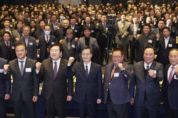 31일 오전 수원 라마다프라자 호텔 3층 그랜드볼룸홀에서 김동연 경기도지사와 중소기업중앙회 회장, 국회의원, 도의원, 기업인 등100여명이 참석한 가운데 2023 경기 중소기업인 신년인사회가 열렸다. (사진제공=경기도청)