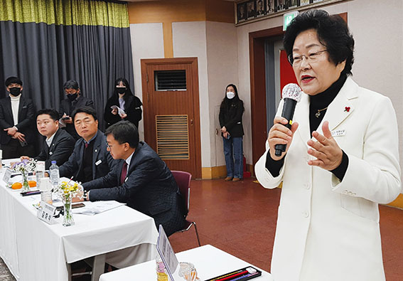 김경희 이천시장이 31일 장호원 ‘주민과의 대화’에 앞서 인사말을 하고 있다. (사진=송석원 기자)