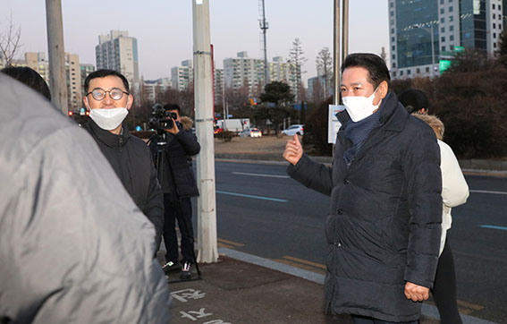 최대호 안양시장이 31일 시에서 운영하는 출근형 전세버스에 직접 탑승해 출근길 운행 상황을 점검하고, 시민들의 의견을 들었다. 사진은 범계사거리정류장에서 전세버스를 기다리는 최대호 시장. (사진제공=안양시청)