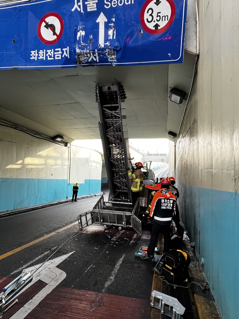 1일 오전 8시20분께 부천시 심곡동 소명자하차도에서 역곡역방향으로 지나던 1톤 규모의 사다리차가 지하차도 천정에 부딪치는 사고가 나 한때 출근길 교청정체가 빚어졌다. (사진제공=경기도소방재난본부)
