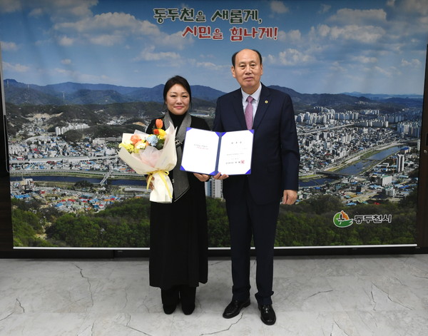 동두천시가 1일 고양옥 동두천시립이담농악단 예술감독을 2월 ‘1일 명예시장’에 위촉했다. (사진제공=동두천시청)