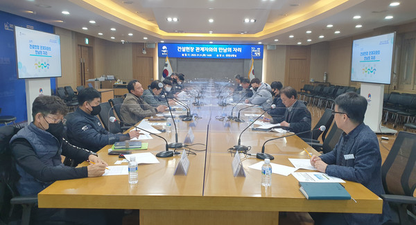 평택시가 지난달 31일 지역 내 민간 건설현장 관계자와 대한전문건설협회 평택시협의회 등 지역 건설관련 단체대표와의 정보교류를 위한 만남의 자리를 가졌다. (사진제공=평택시청)